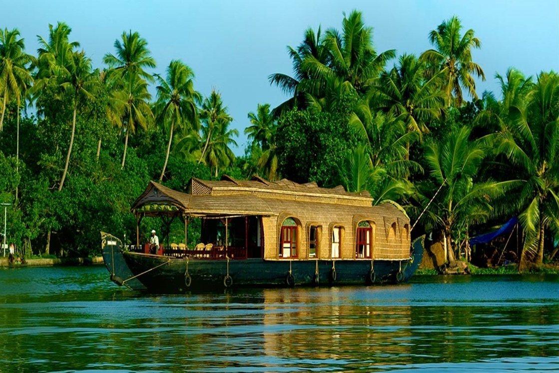 KERALA - Backwaters & Beyond